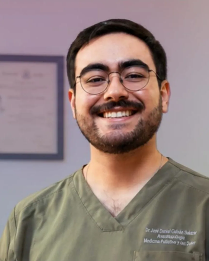 El Dr. Daniel Galván en su consultorio